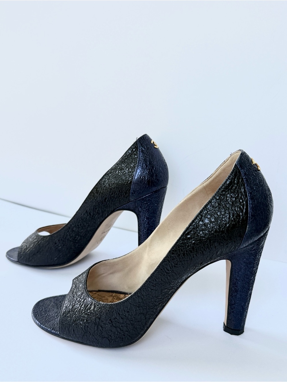 CHANEL Metallic Navy & Black Textured Peep-Toe Pumps Interlocking Gold CC Size 8 - Picture 8 of 14